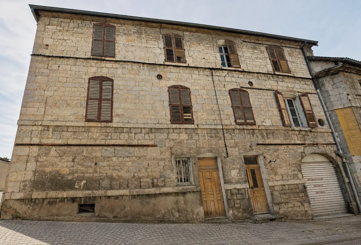 Immeuble hérité au centre-ville de Baume-les-Dames, avant reprise par BONAPPART