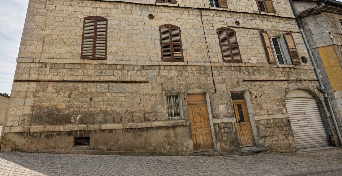 Immeuble invendu au centre-ville de Baume-les-Dames, avant reprise par BONAPPART