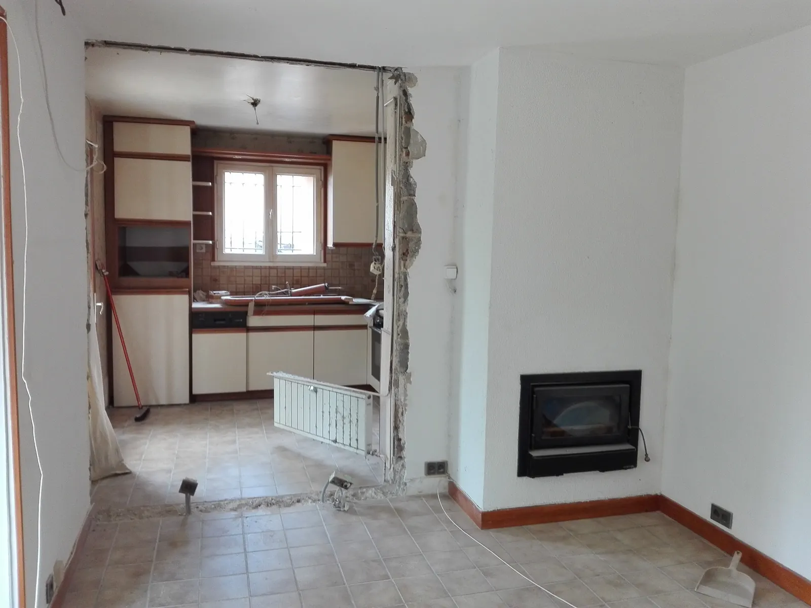 Ouverture du mur et pose du poêle, maison rénovée à Besançon Saint-Ferjeux