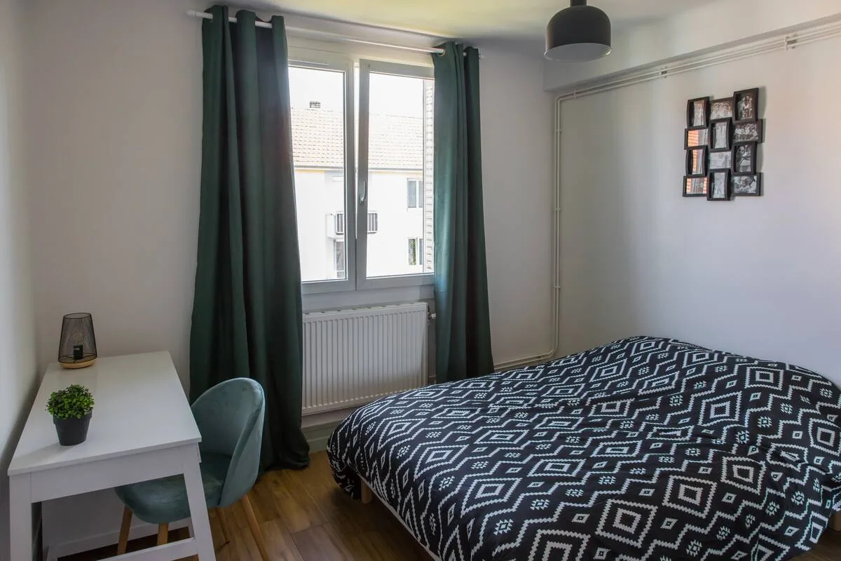 Chambre meublée après rénovation, appartement à Besançon