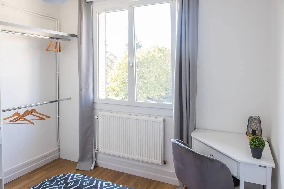 Dressing et bureau après rénovation, appartement à Besançon