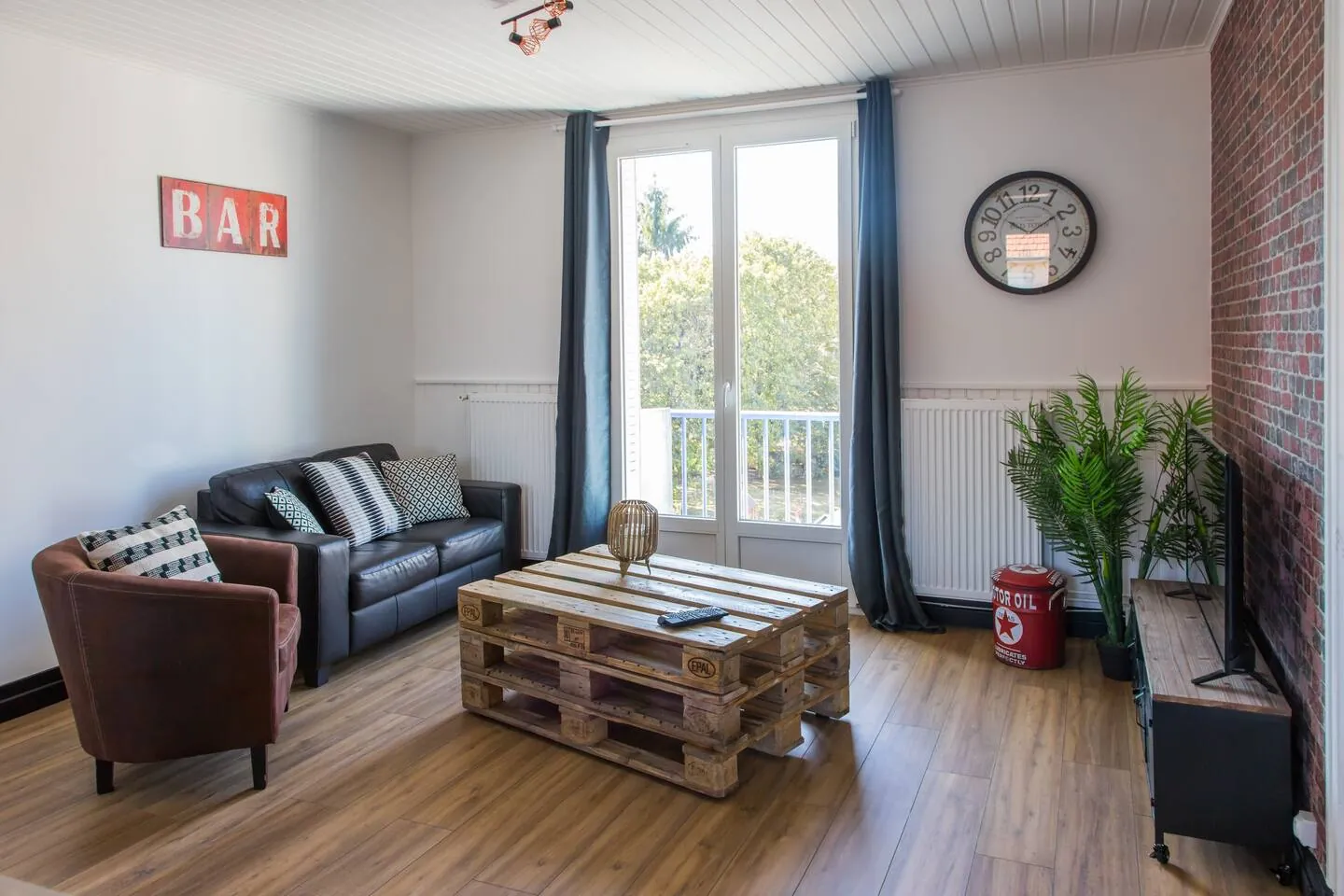 Salon meublé après rénovation par BONAPPART, appartement à Besançon