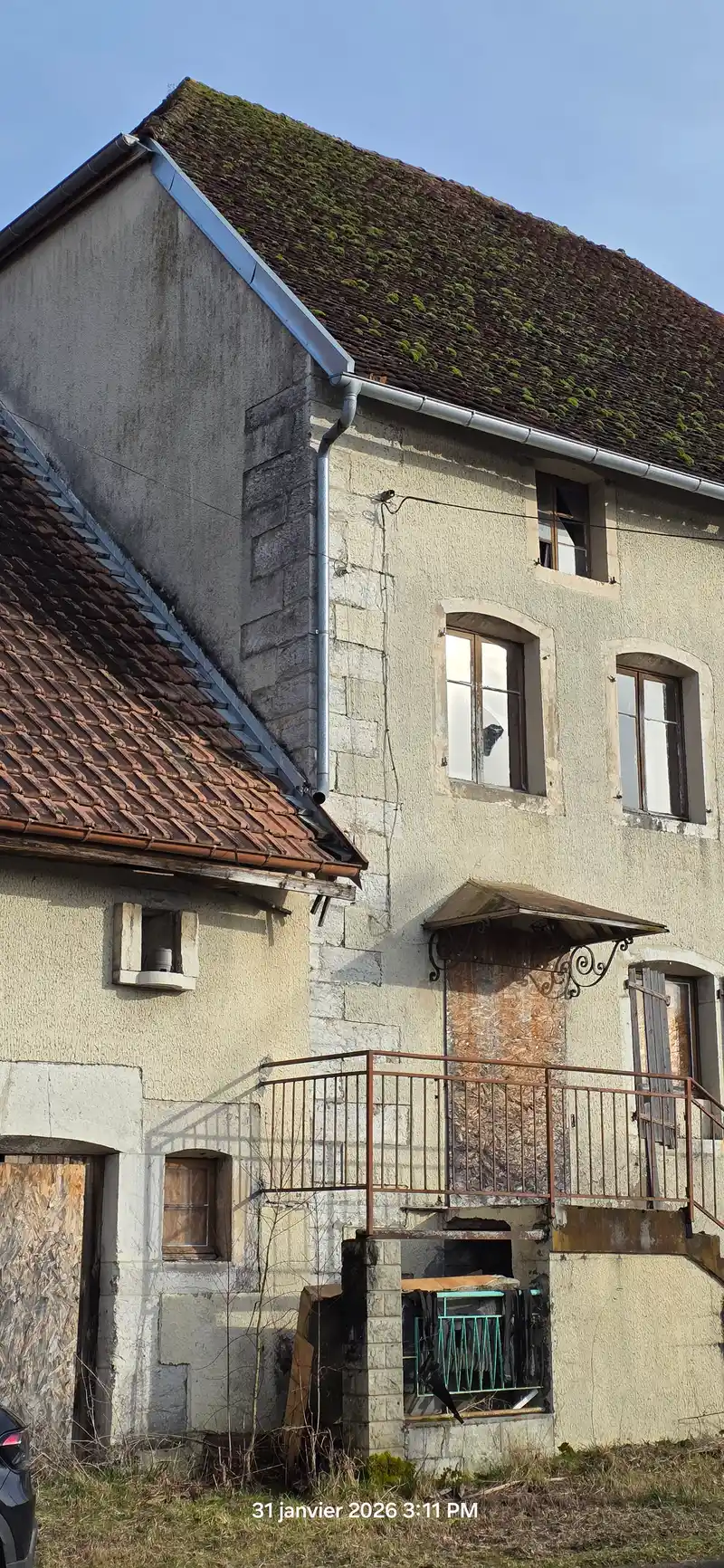 Façade de l'immeuble d'habitation, Doubs central