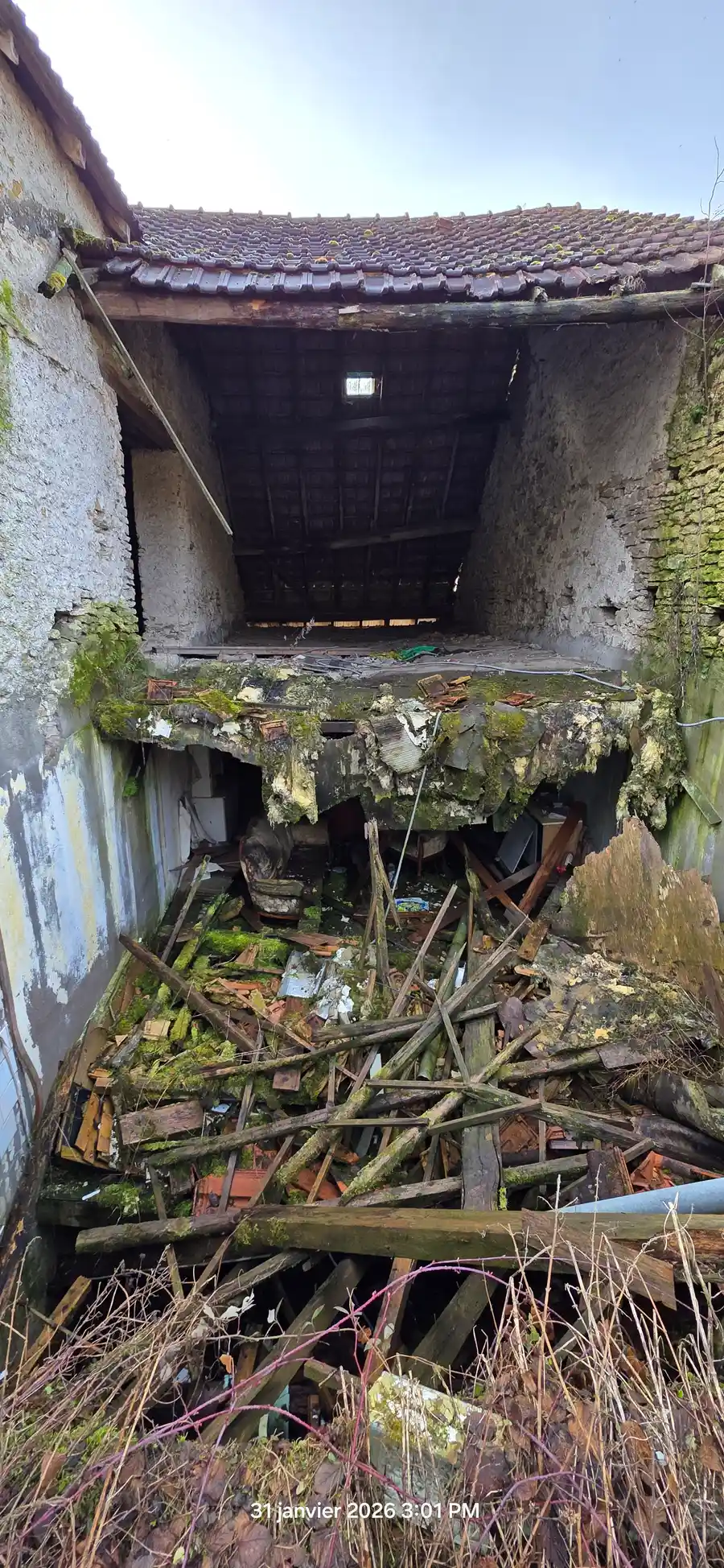 Intérieur dégradé de l'immeuble après l'intrusion, Doubs central
