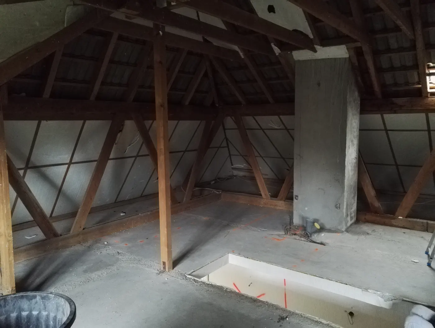 Combles bruts avant aménagement, propriété familiale Grand Besançon