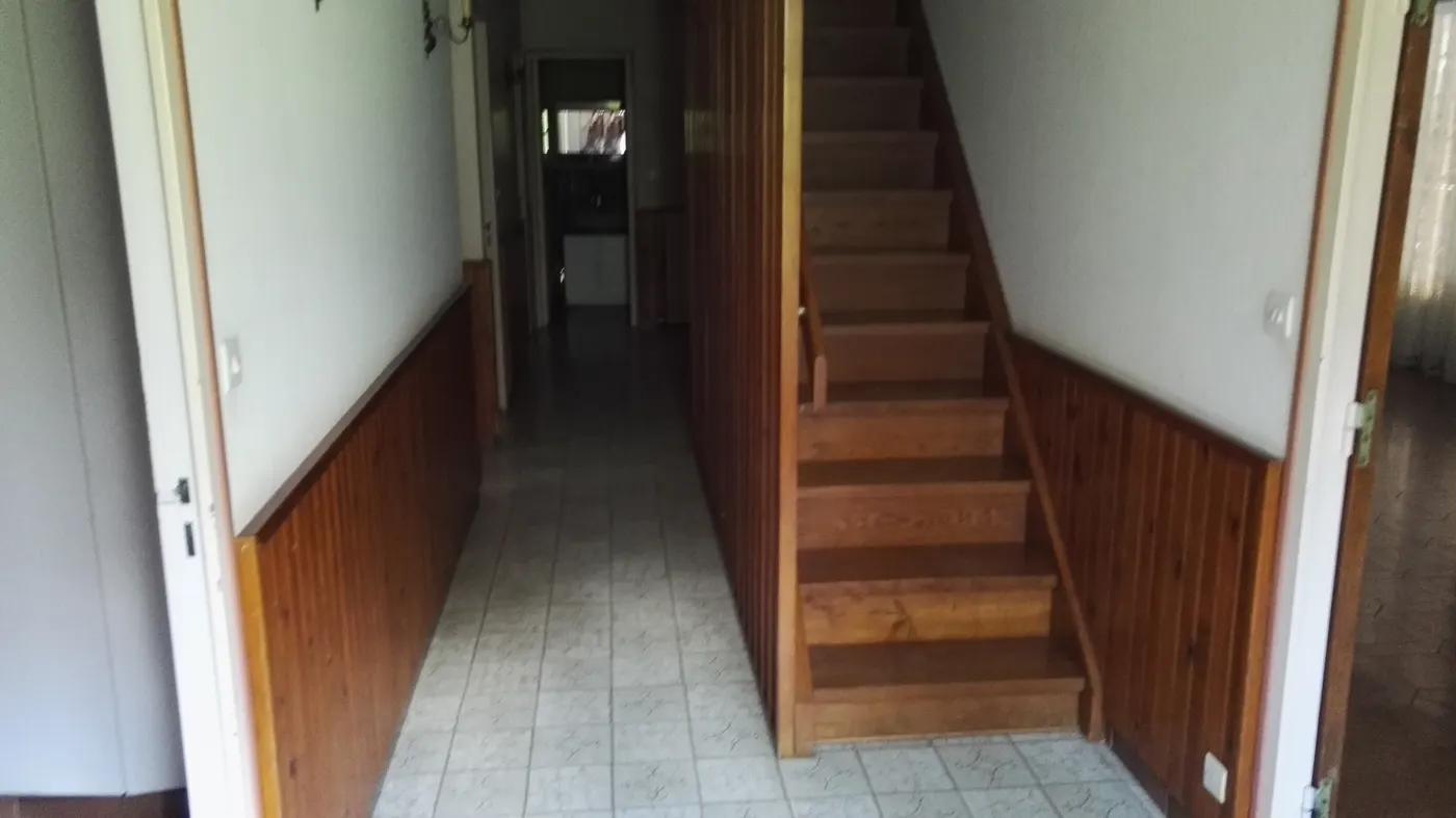Entrée et escalier avant rénovation, propriété familiale Grand Besançon