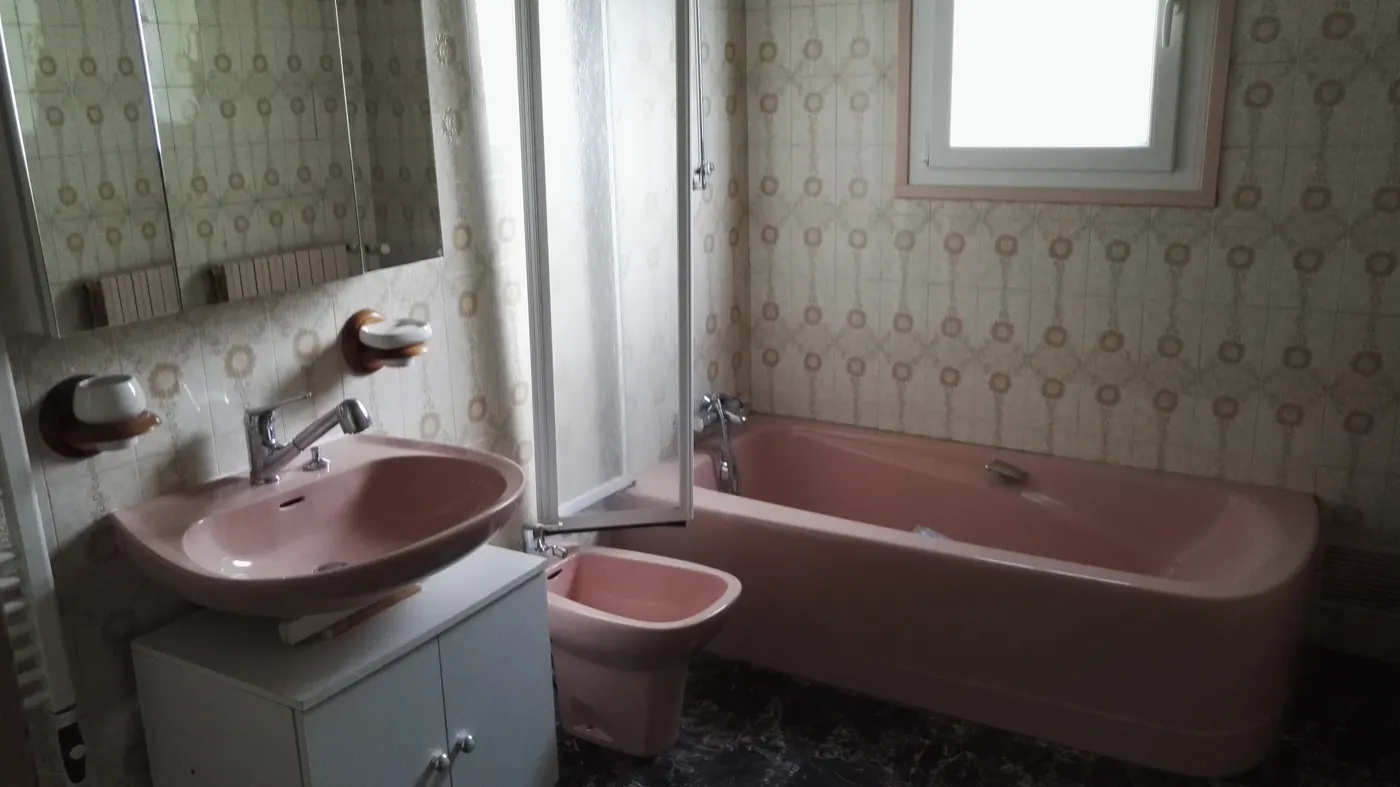 Salle de bain d'origine avant rénovation, propriété familiale Grand Besançon