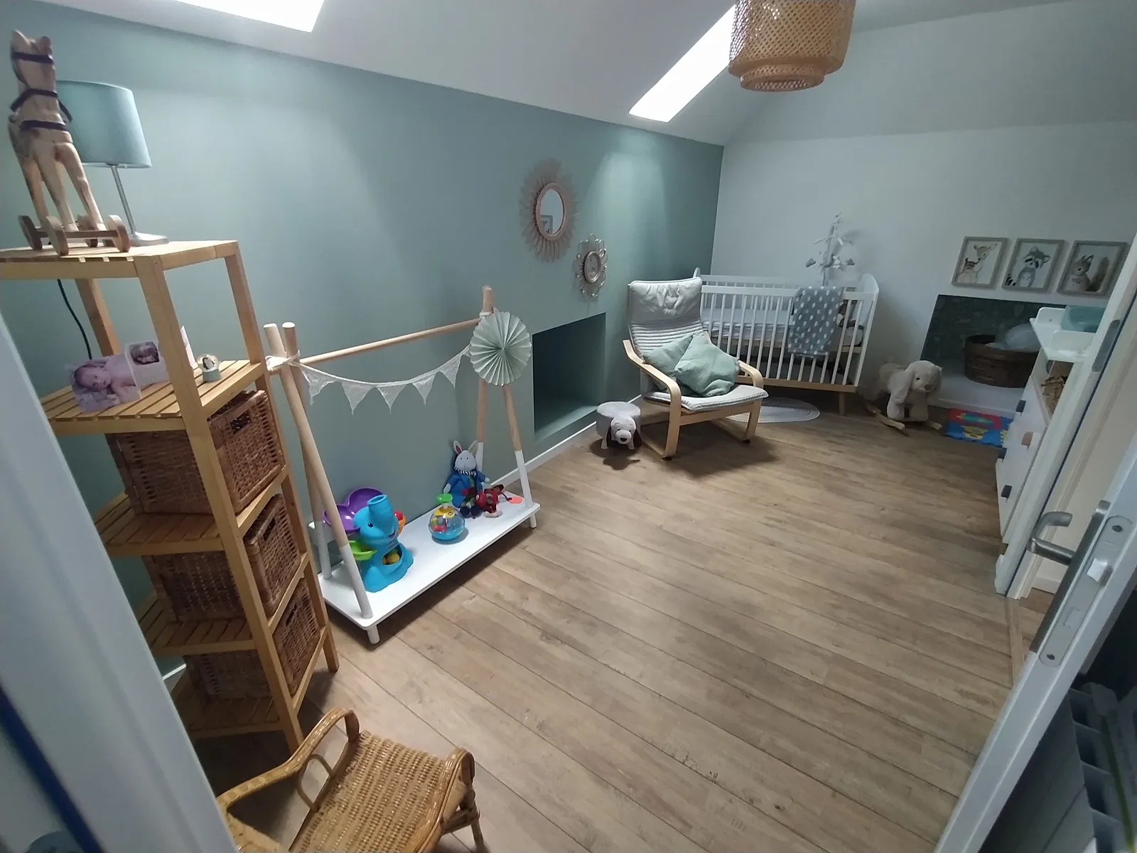 Chambre d'enfant aménagée sous les combles après rénovation, propriété familiale Grand Besançon