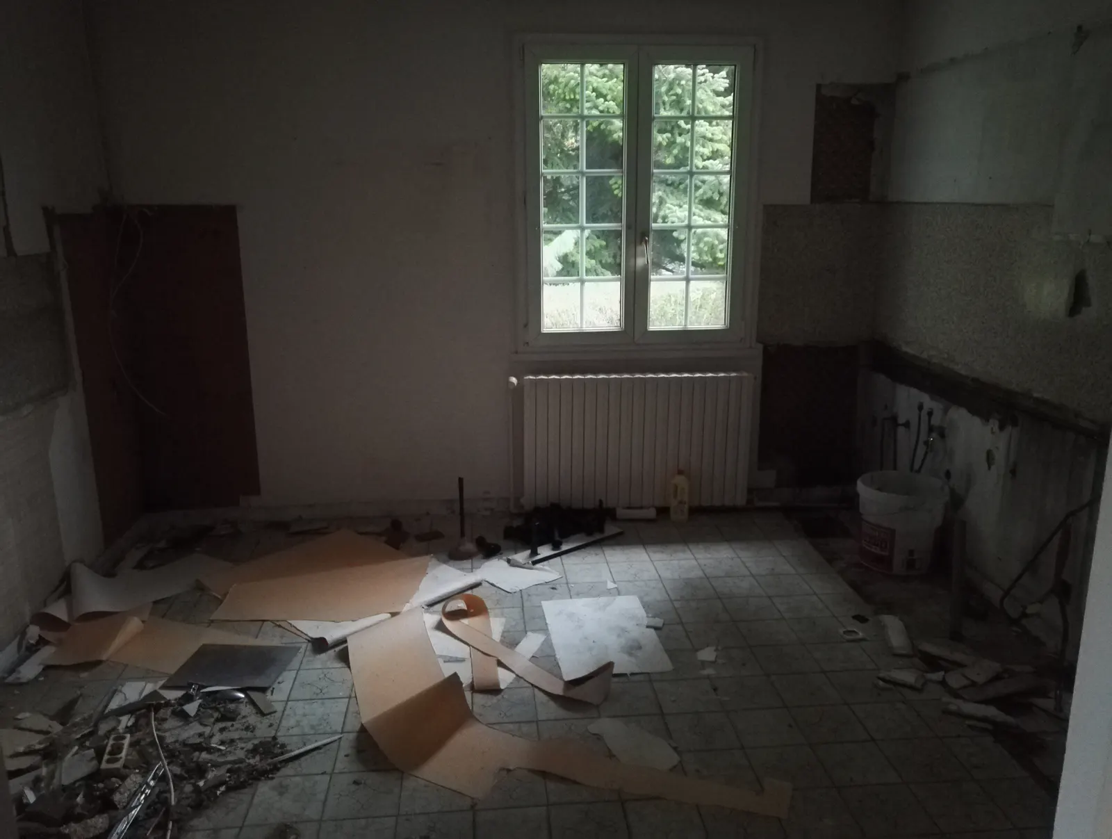 Cuisine avant démolition, propriété familiale Grand Besançon