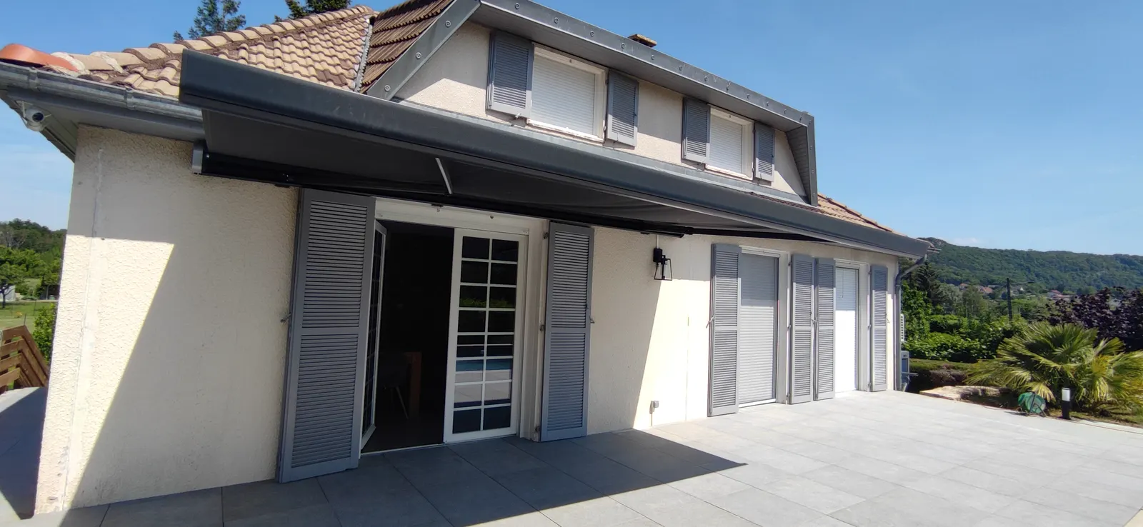 Façade et terrasse après rénovation, propriété familiale Grand Besançon