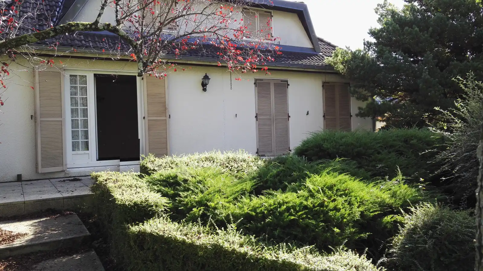 Façade avant rénovation, propriété familiale Grand Besançon