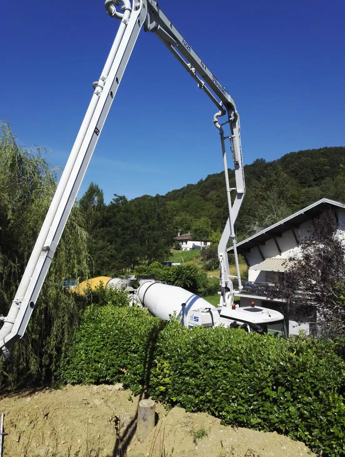 Coulage du béton pour l'extension au moyen d'une pompe