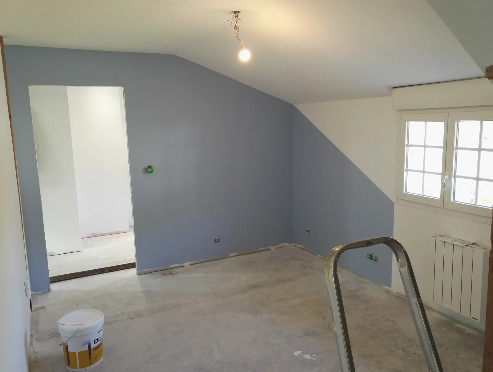 Chambre en cours de peinture sous les combles