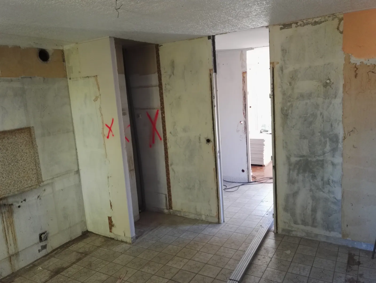 Démolition des cloisons intérieures, propriété familiale en rénovation, Grand Besançon