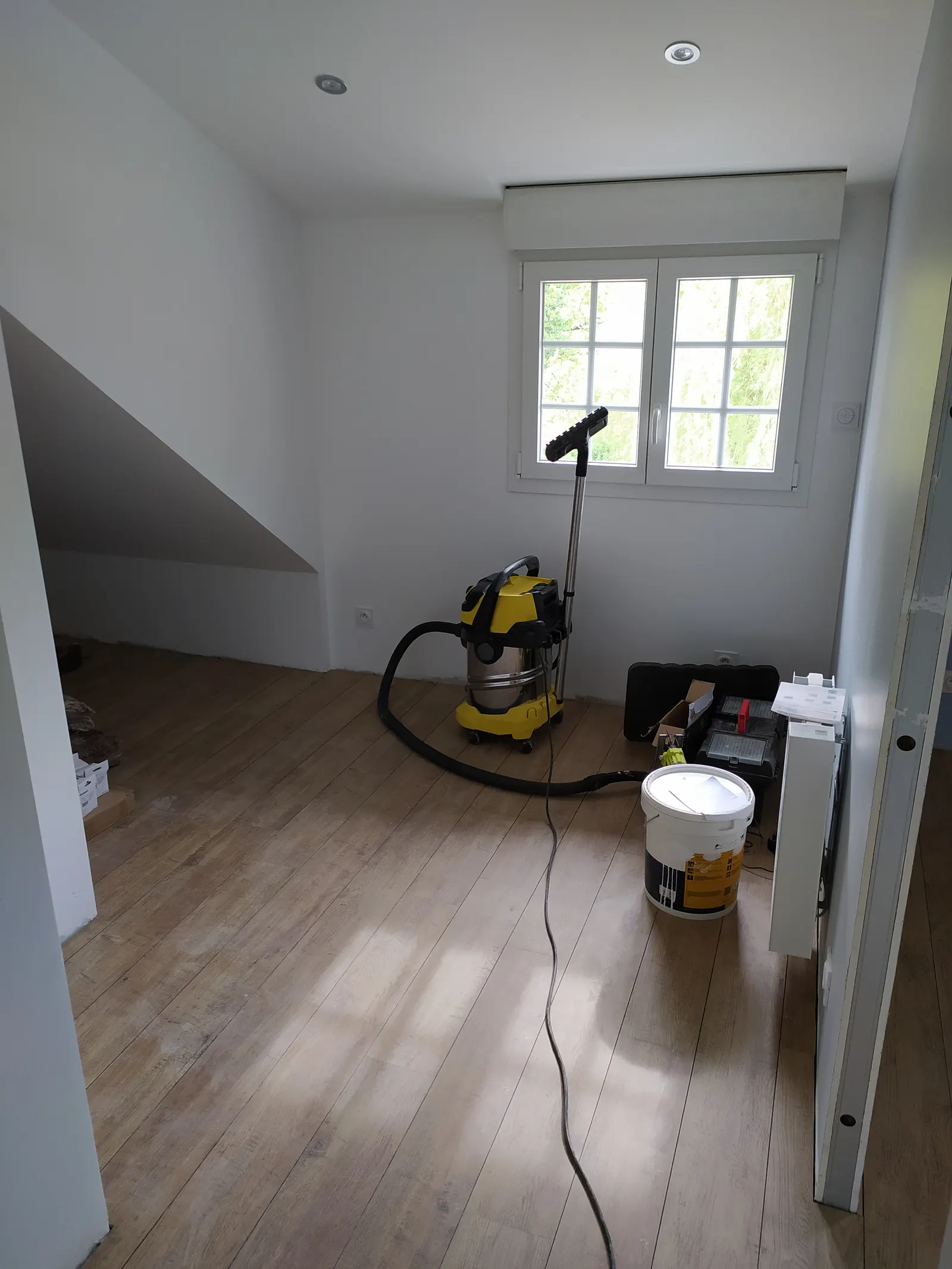 Pose du parquet dans une chambre sous rampant