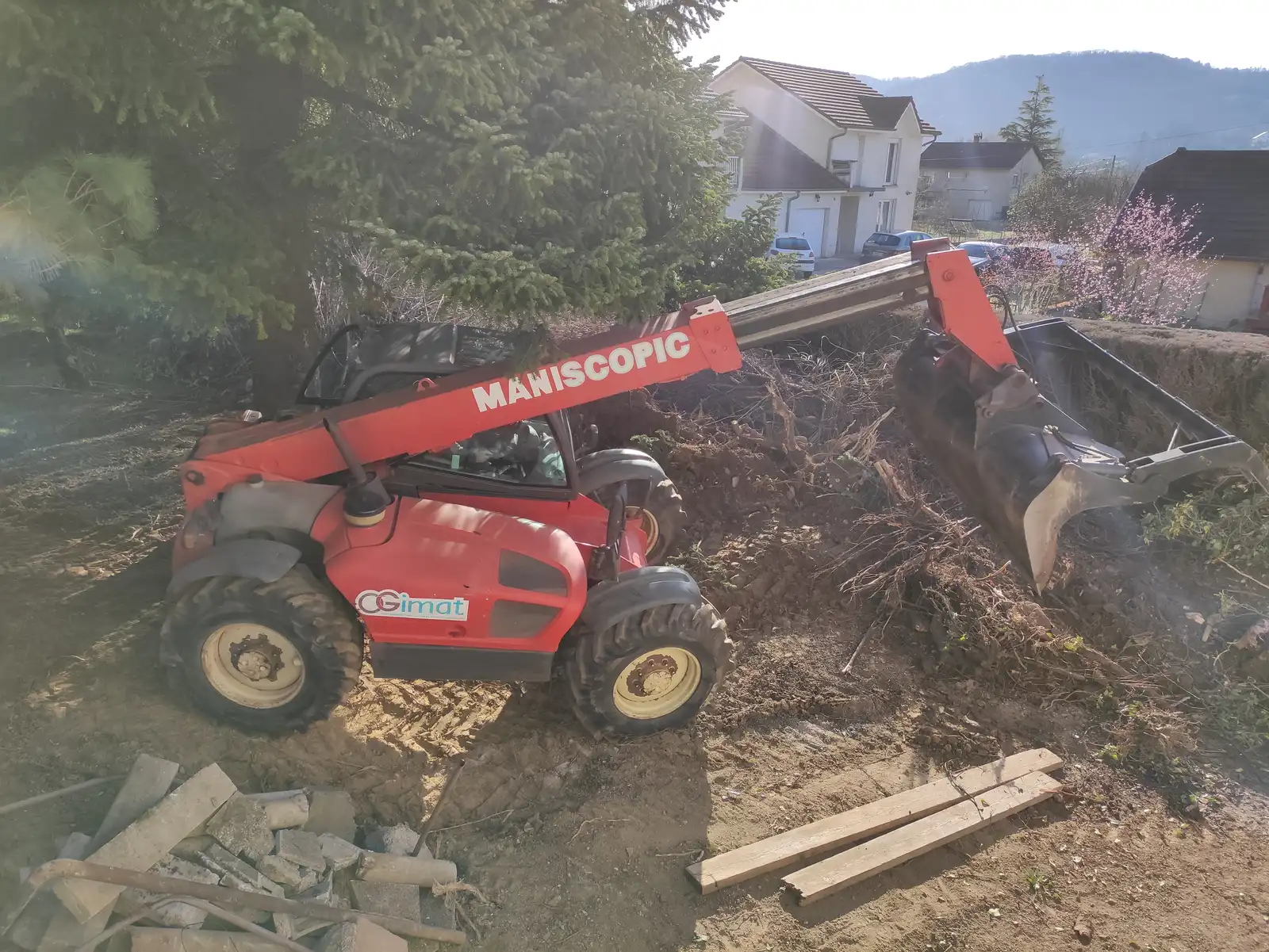 Préparation du terrain à la mini-pelle pour l'aménagement extérieur