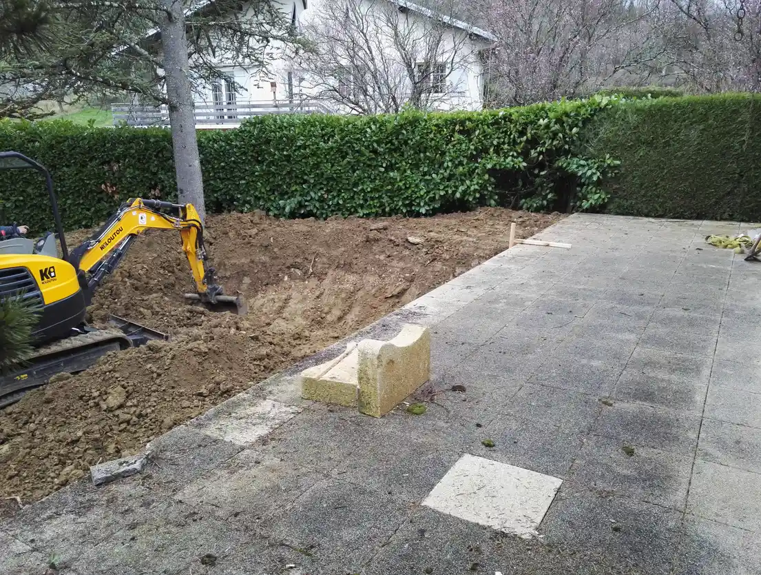 Terrassement extérieur pour la terrasse et la piscine