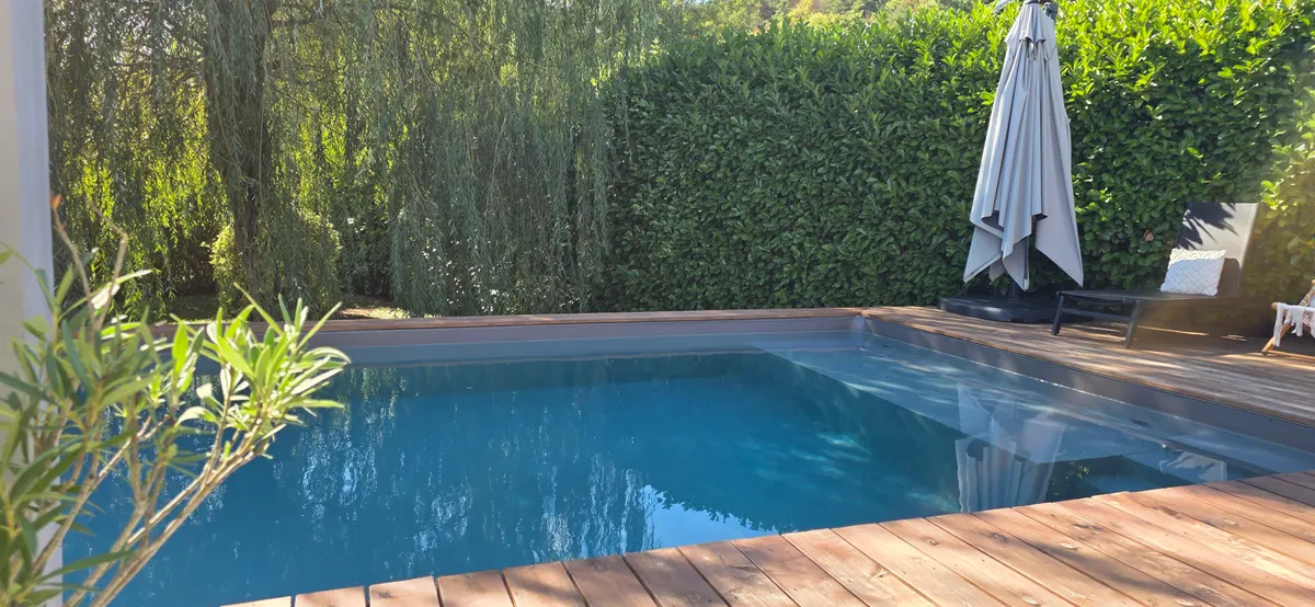 Piscine et terrasse en bois d'une propriété familiale rénovée, Grand Besançon