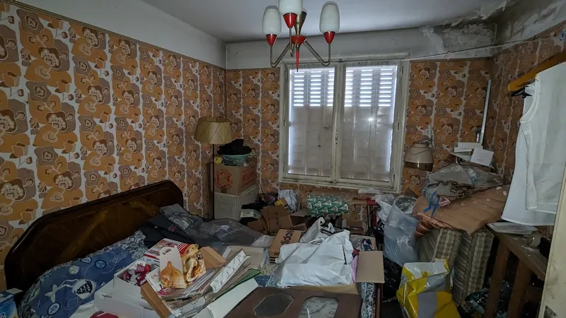 Chambre encombrée avant débarras