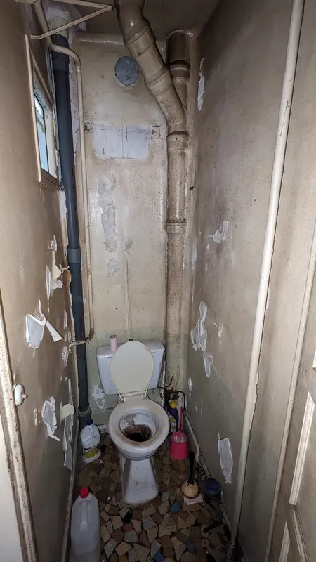 Toilettes vétustes avant rénovation