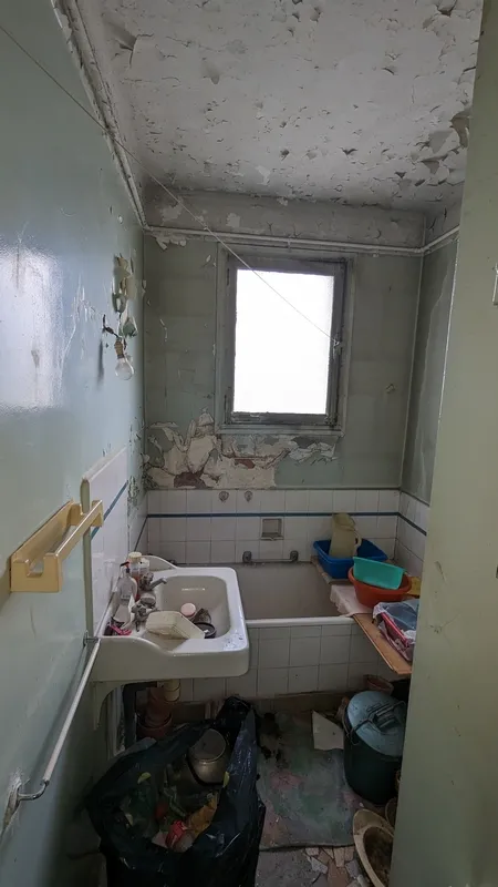 Salle de bain dégradée avant rénovation