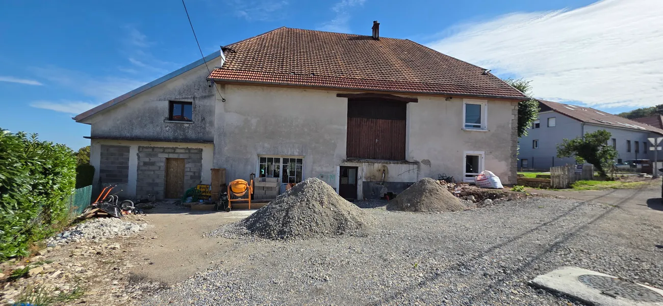 Corps de ferme à Mamirolle, façade et cour pendant les travaux
