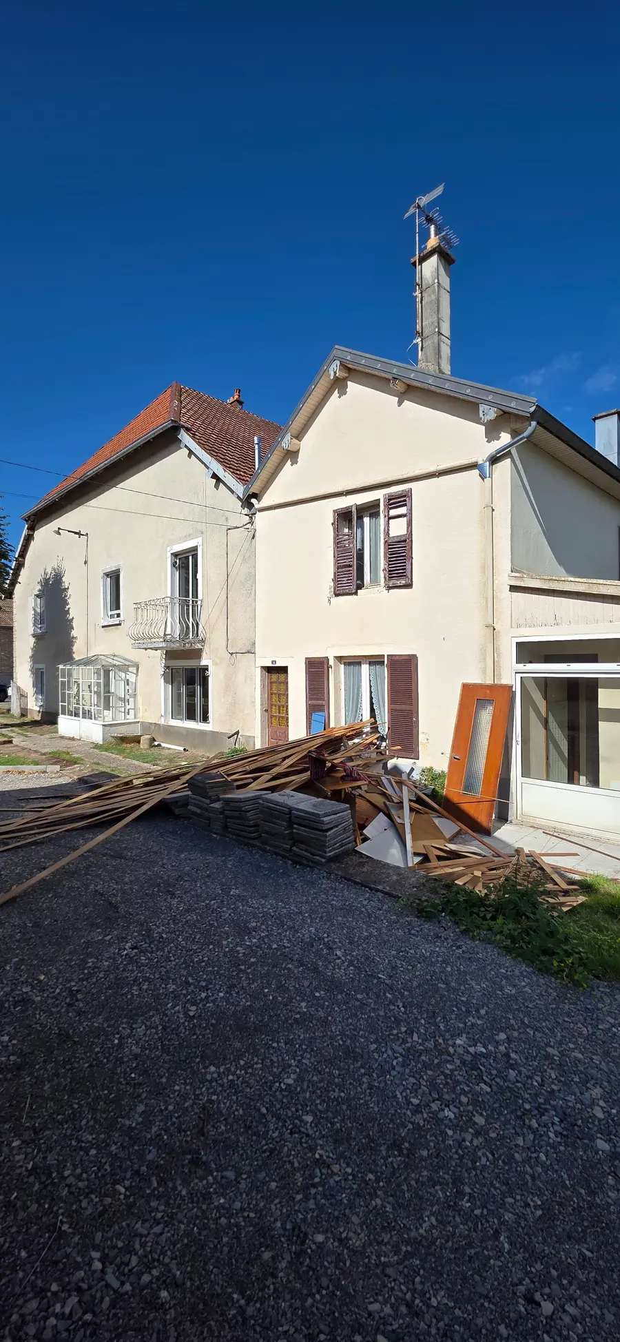 Chantier en cours, façade du corps de ferme à Mamirolle