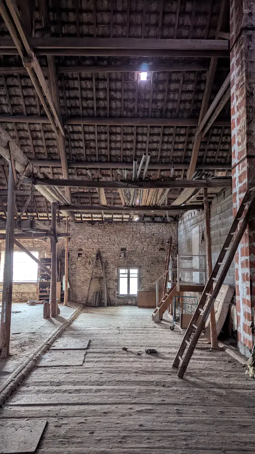 Intérieur de la grange du corps de ferme à Mamirolle, avant opération