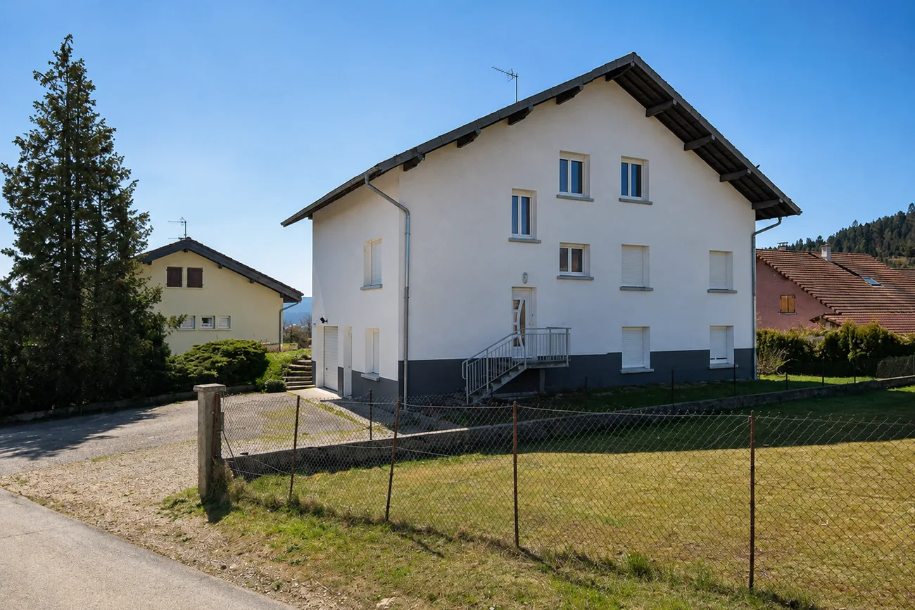 Grande maison transformée en trois lots d'habitation, Orchamps-Vennes