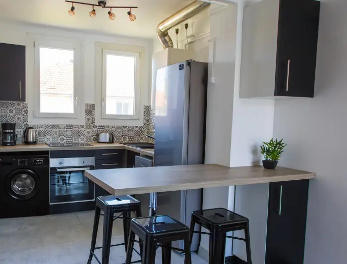 Cuisine équipée après rénovation, appartement à Besançon livré clé en main à un investisseur