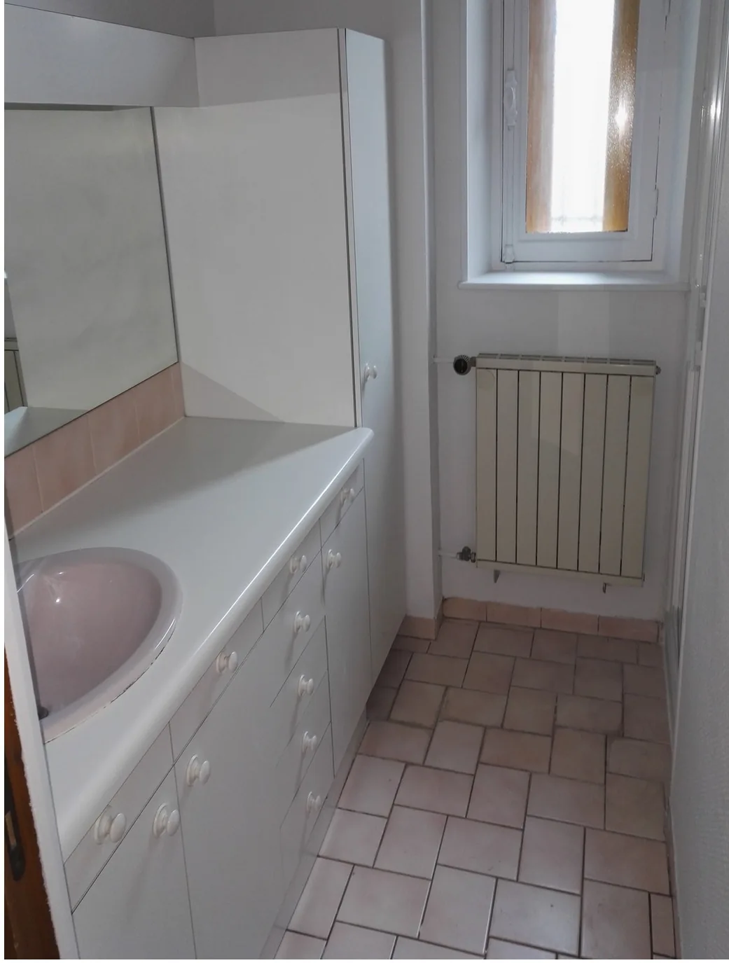 Avant : salle d'eau datée, maison à Besançon Saint-Ferjeux